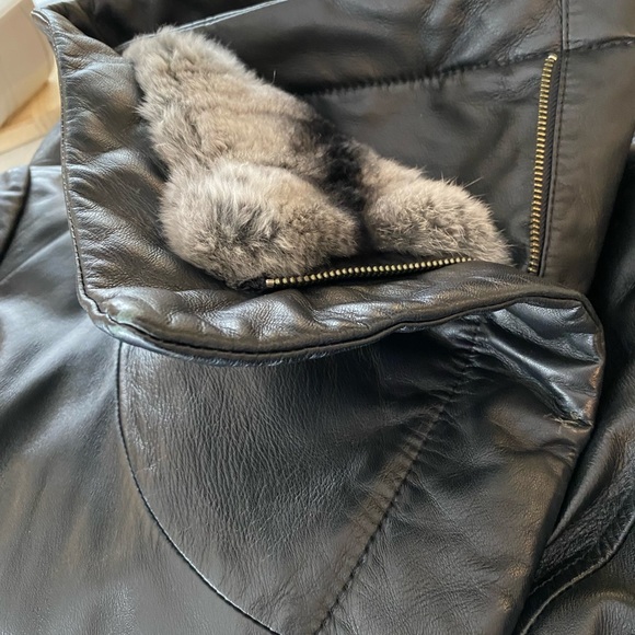 Beautiful Genuine Danier Leather/fur Winter Cost - Picture 9 of 12
